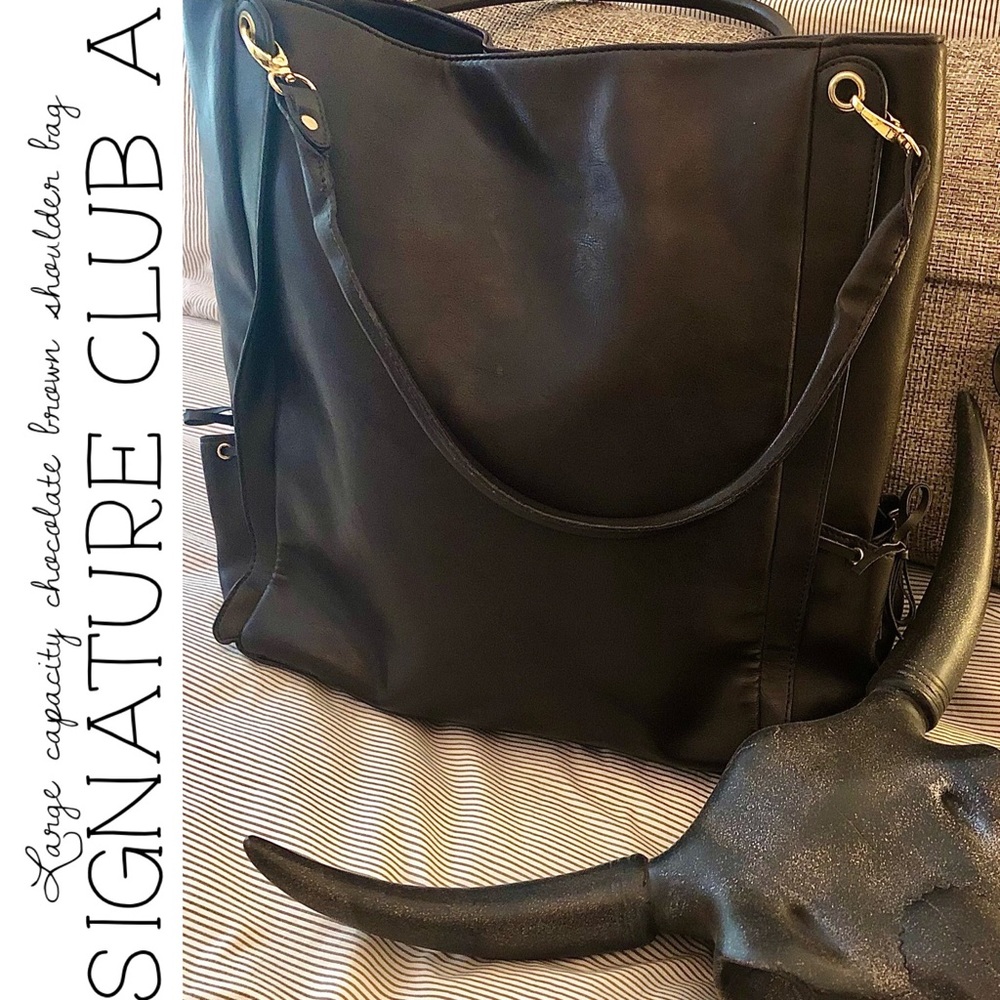 Signature Club A Large Capacity Shoulder Bag